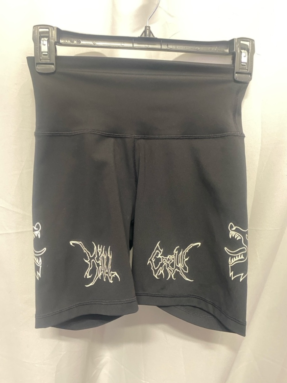 SCRUNCH WOLF BIKER SHORTS - BLACK / WHITE
